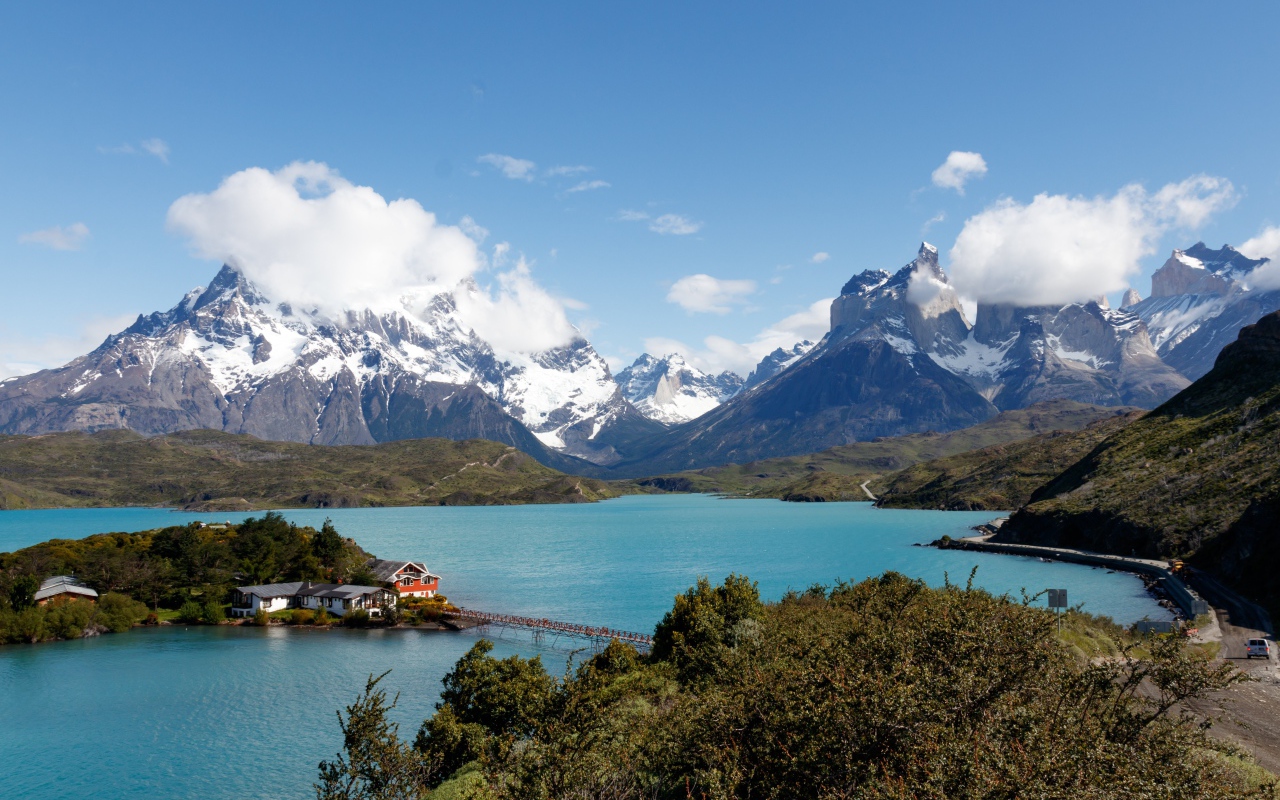 Красивый вид на заснеженные горы у озера, Чили 