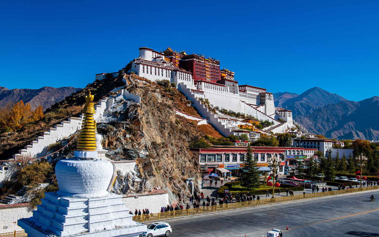 Красивый старинный дворец Потала,  Китай