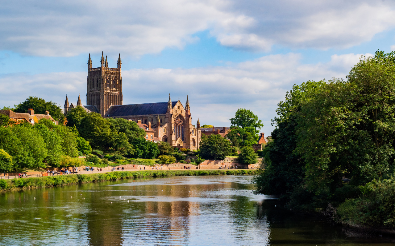 Старинный красивый дом у реки, Англия 