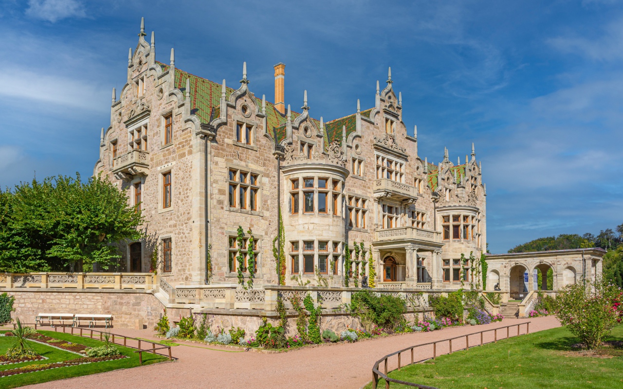 Замок Альтенштайн под голубым небом, Германия