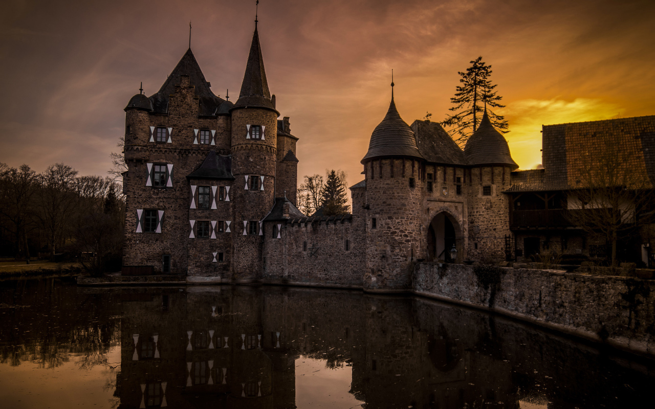 Старинный замок у озера в сумерках, Германия