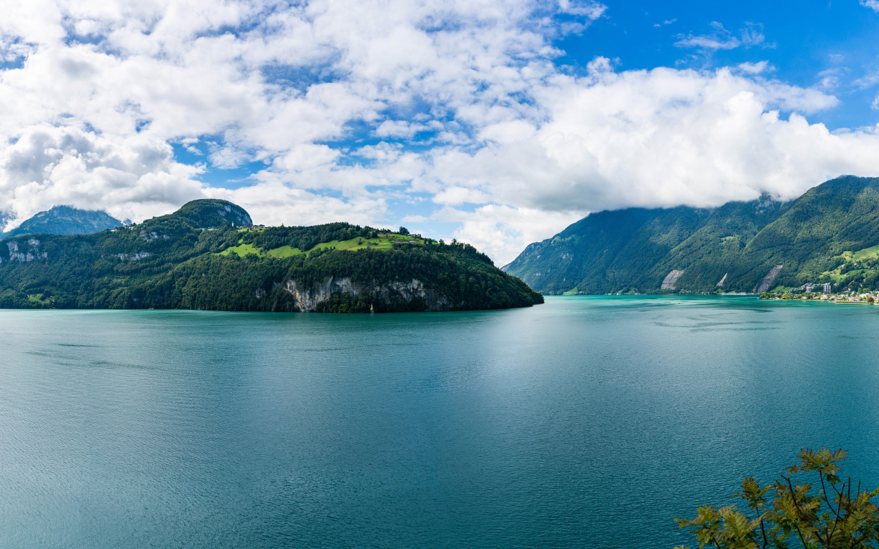 Красивый вид на озеро и горы под голубым небом, Исландия 