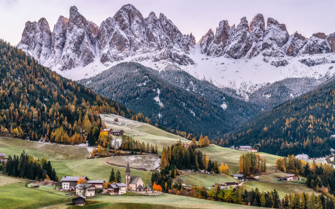 Красивый вид на заснеженные Доломитовые Альпы, Италия