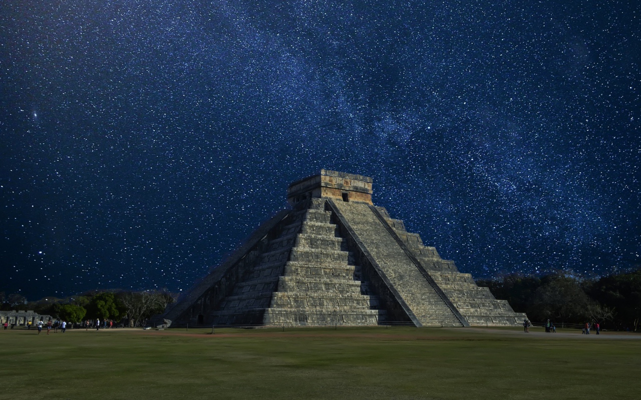 Пирамида под ночным звездным небом, древний город Майя Чичен-Ица. Мексика