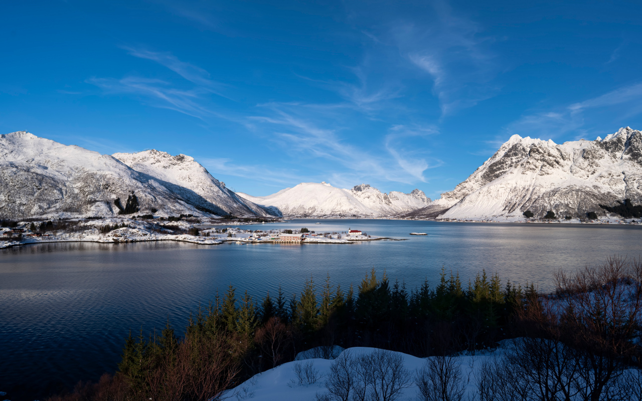 Покрытые снегом горы под голубым небом у воды, Норвегия
