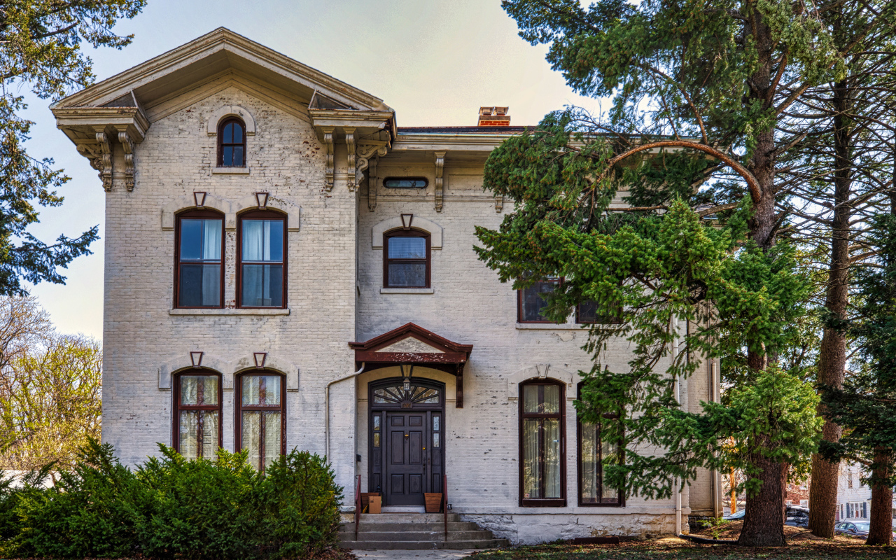 Большой двухэтажный дом в городе, США