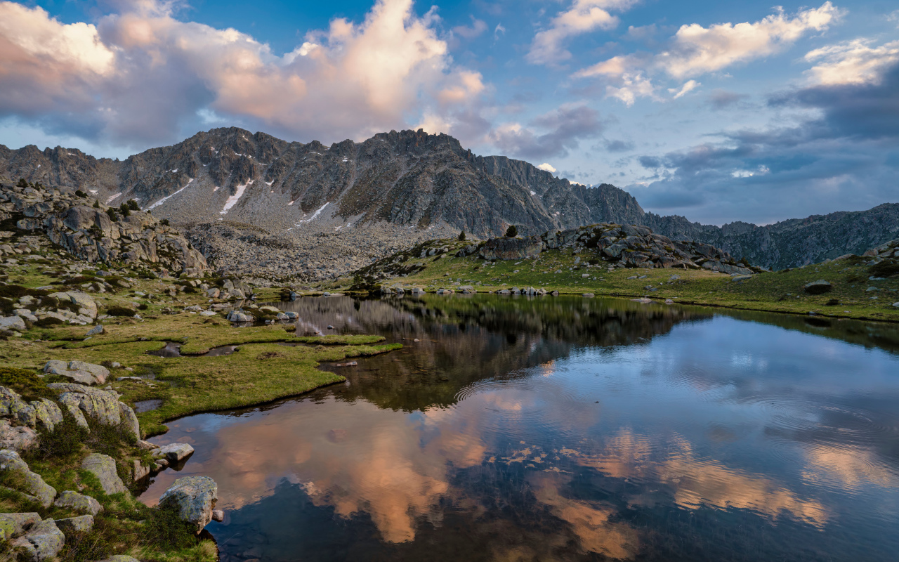 Высокие горы у озера, Андорра 