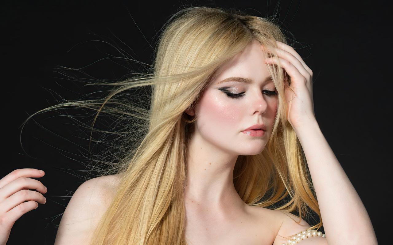 Актриса  Эль Фэннинг на черном фоне