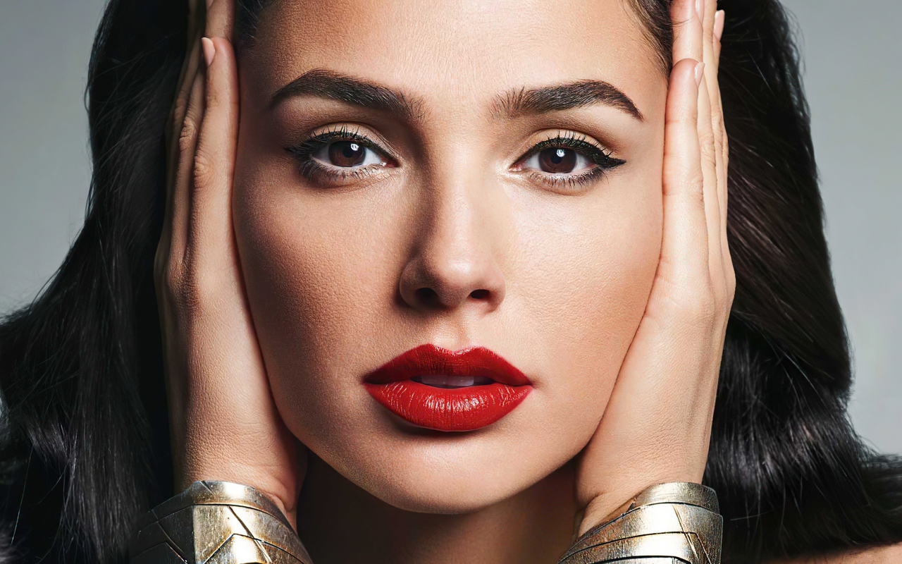 Актриса Галь Гадот крупным планом на сером фоне