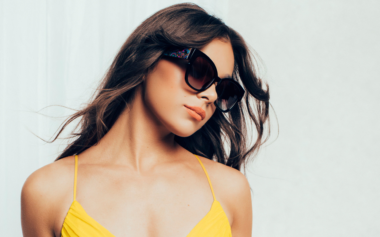 Актриса Хейли Стейнфилд на белом фоне в очках