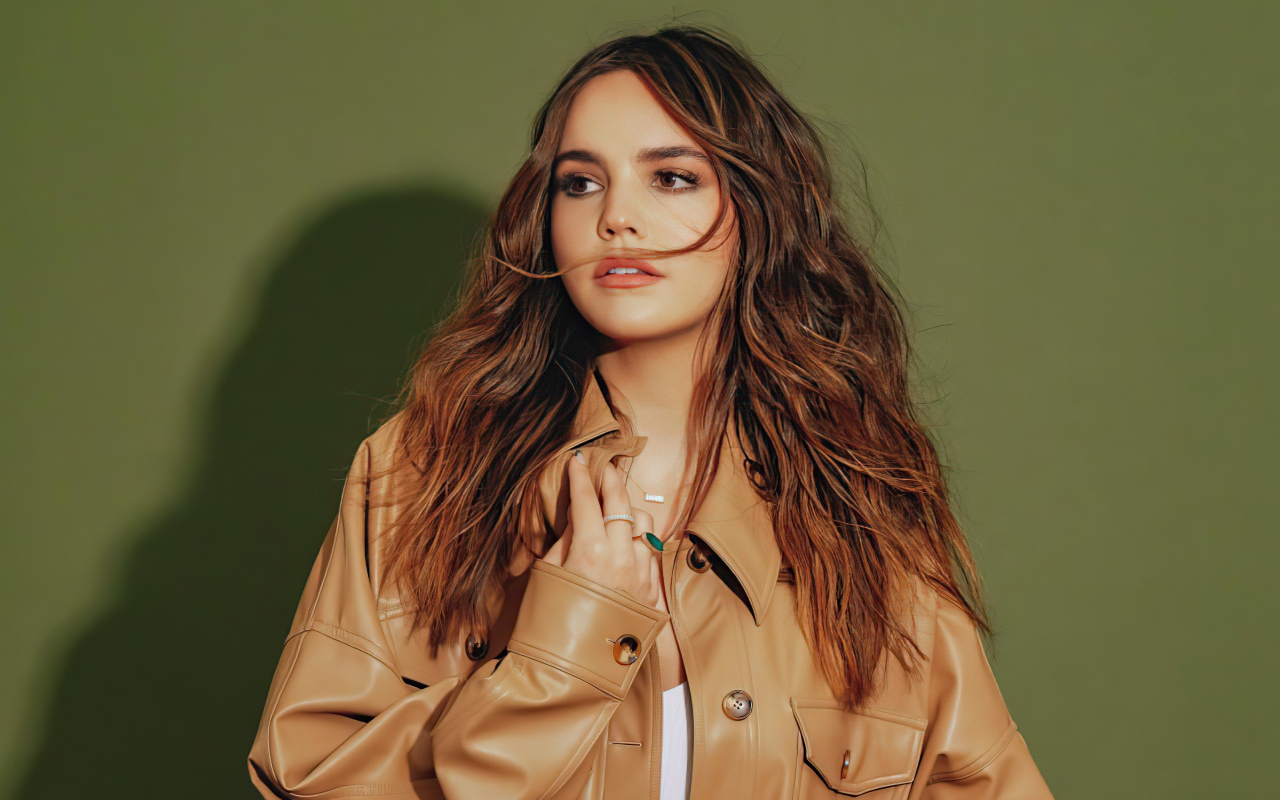 Американская актриса Бэйли Мэдисон в куртке