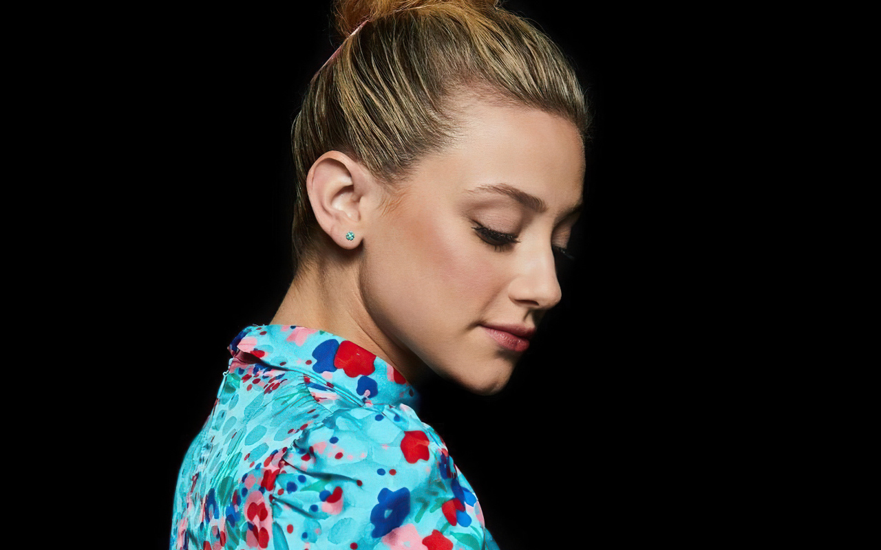 Американская актриса Лили Рейнхарт на черном фоне