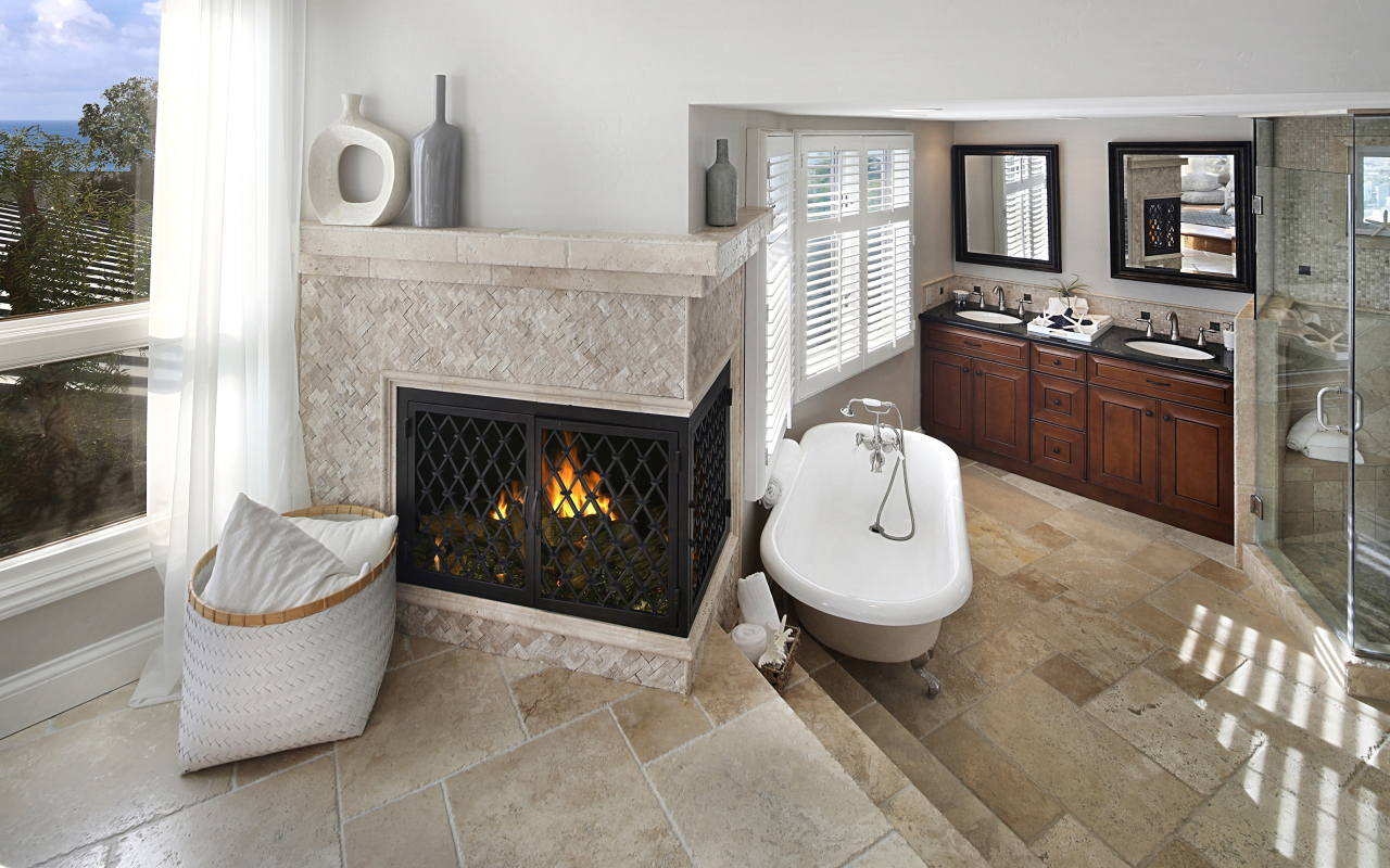 Ванная комната с камином у окна
