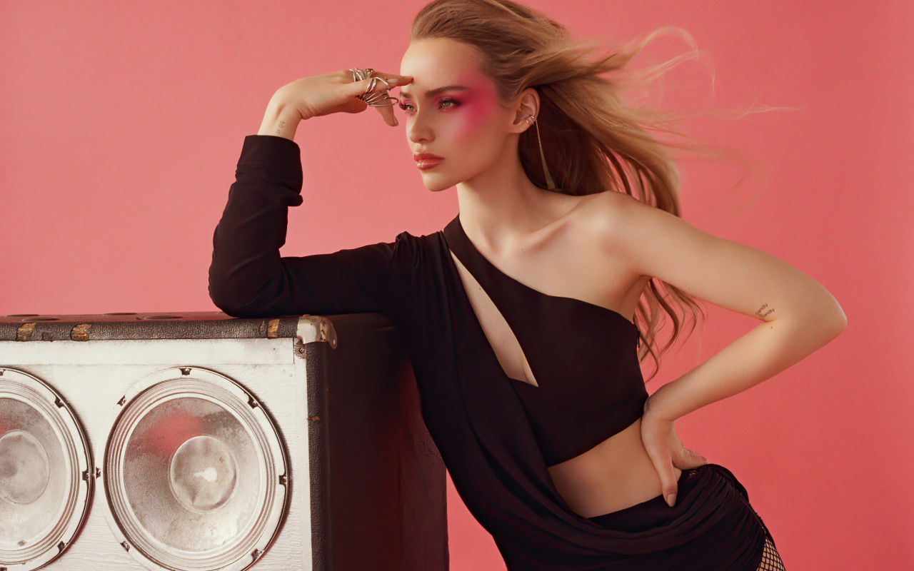 Красивая блондинка актриса Дав Кэмерон на розовом фоне