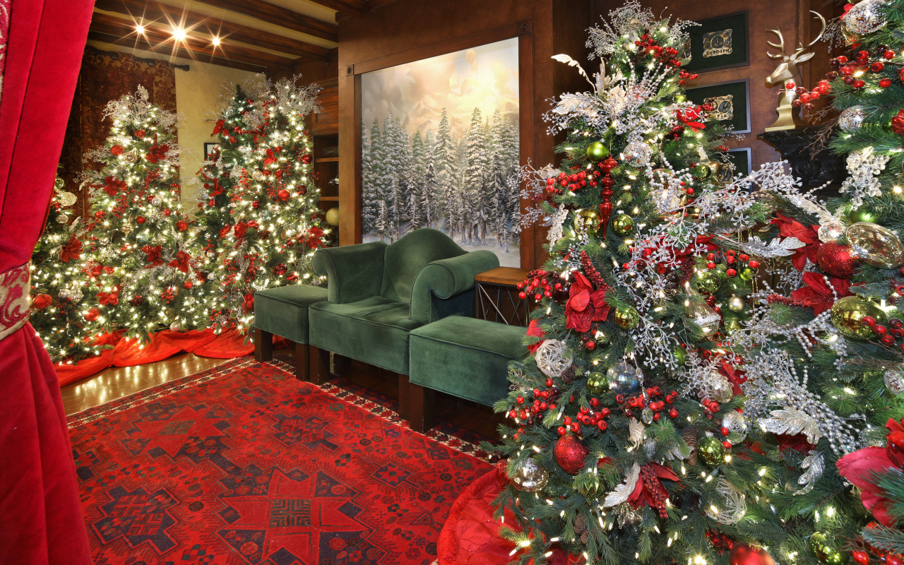 Красивая украшенная декором к рождеству комната 