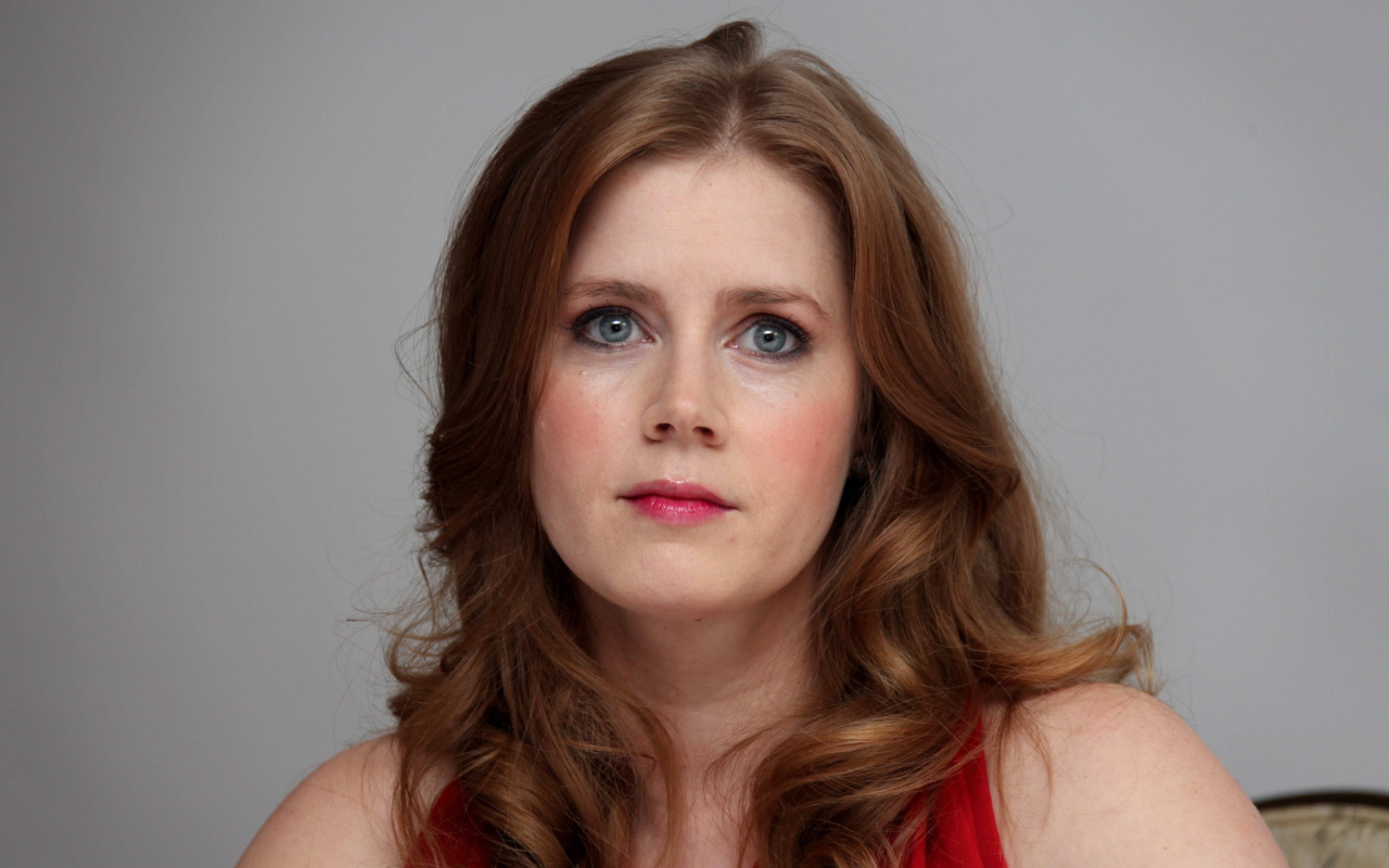 Красивая рыжеволосая Эми Адамс