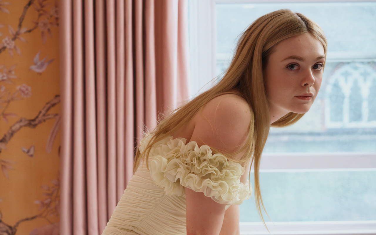 Блондинка Эль Фэннинг на фоне окна