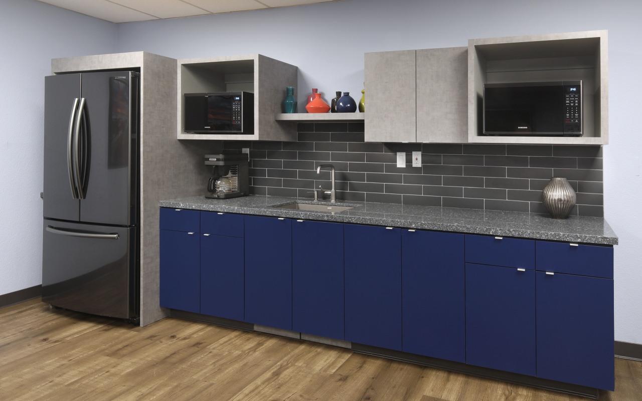 Синие шкафы и большой холодильник на кухне