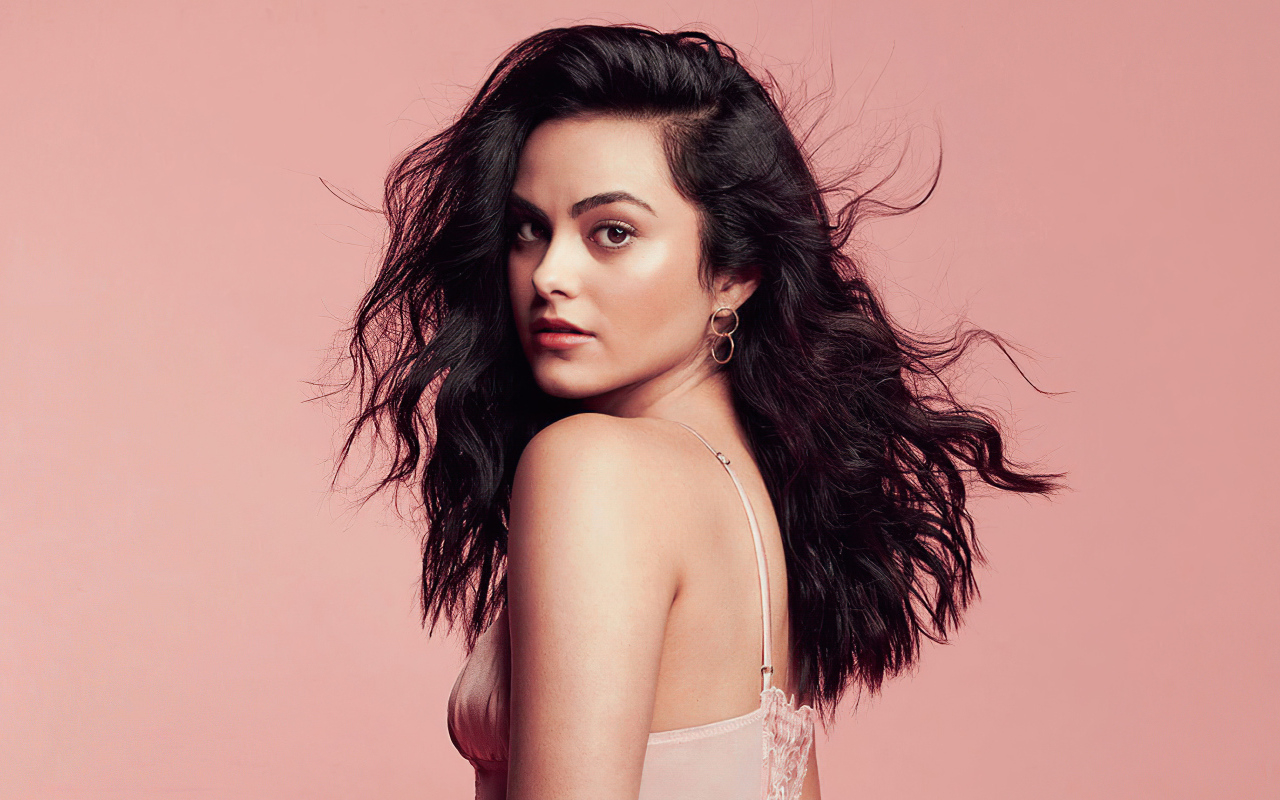 Брюнетка Камила Мендес на розовом фоне
