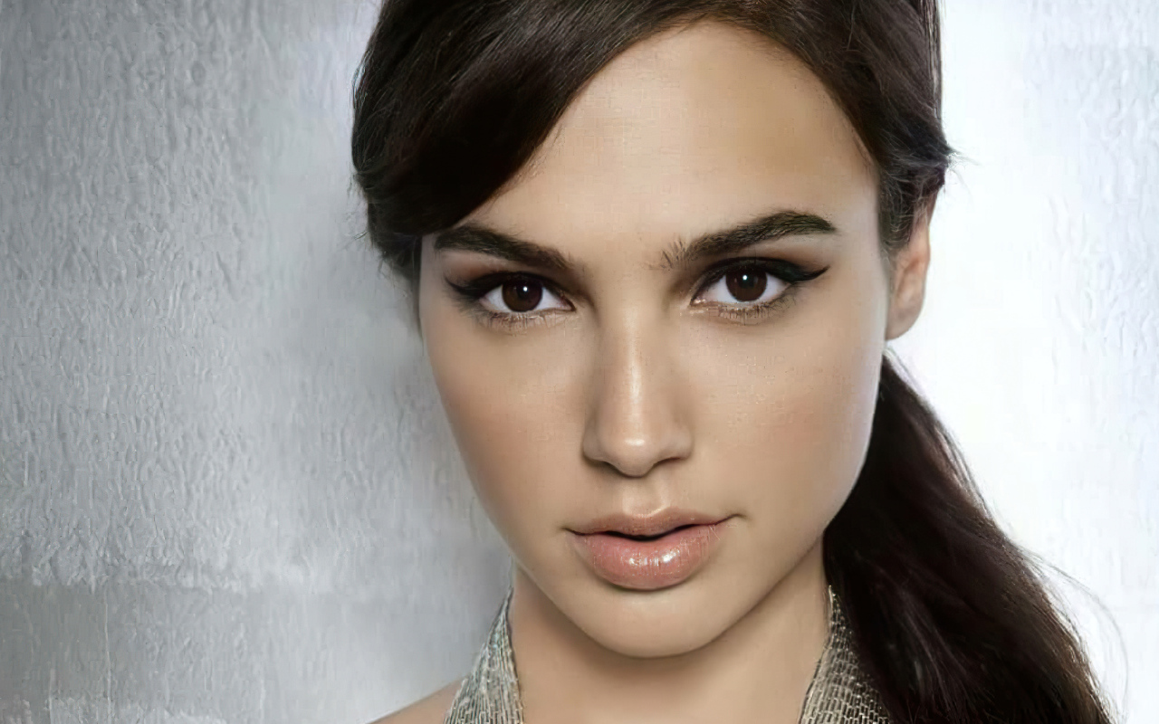 Лицо актрисы Галь Гадот крупным планом