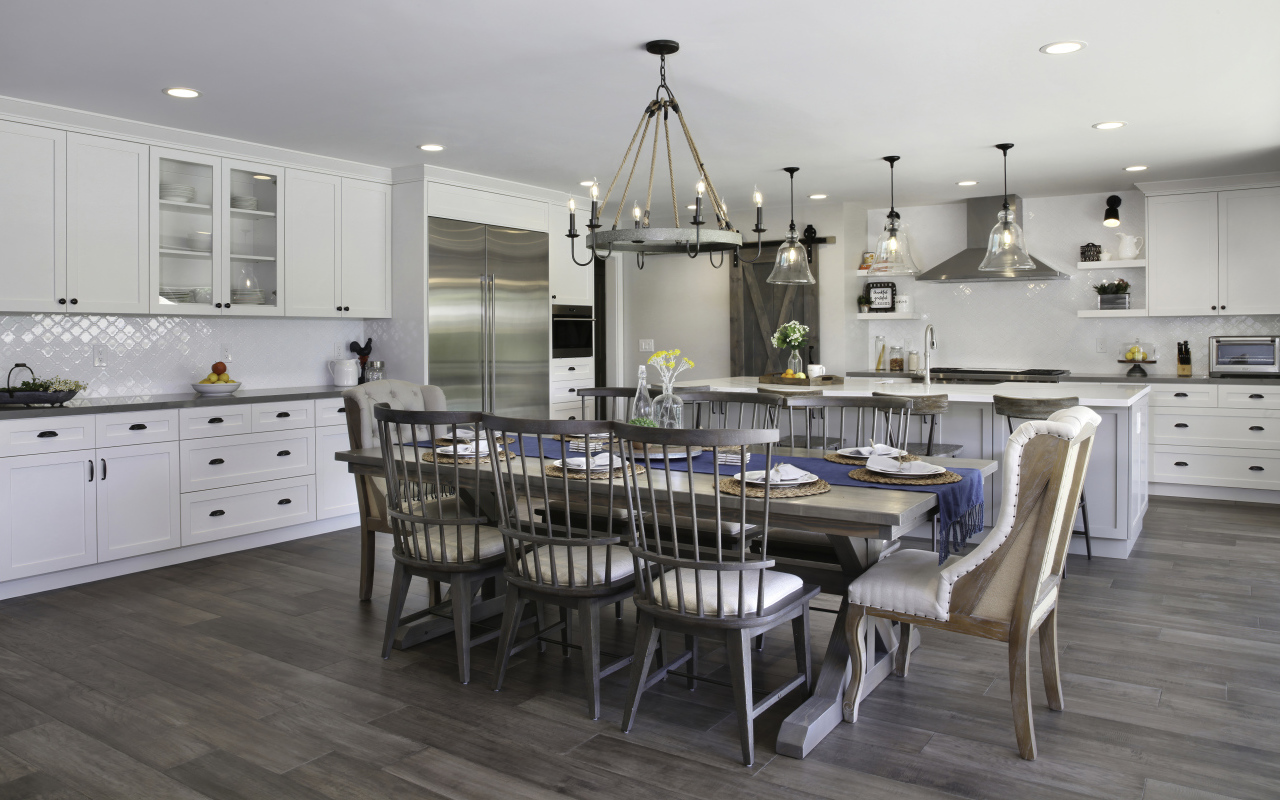 Большой обеденный стол на кухне
