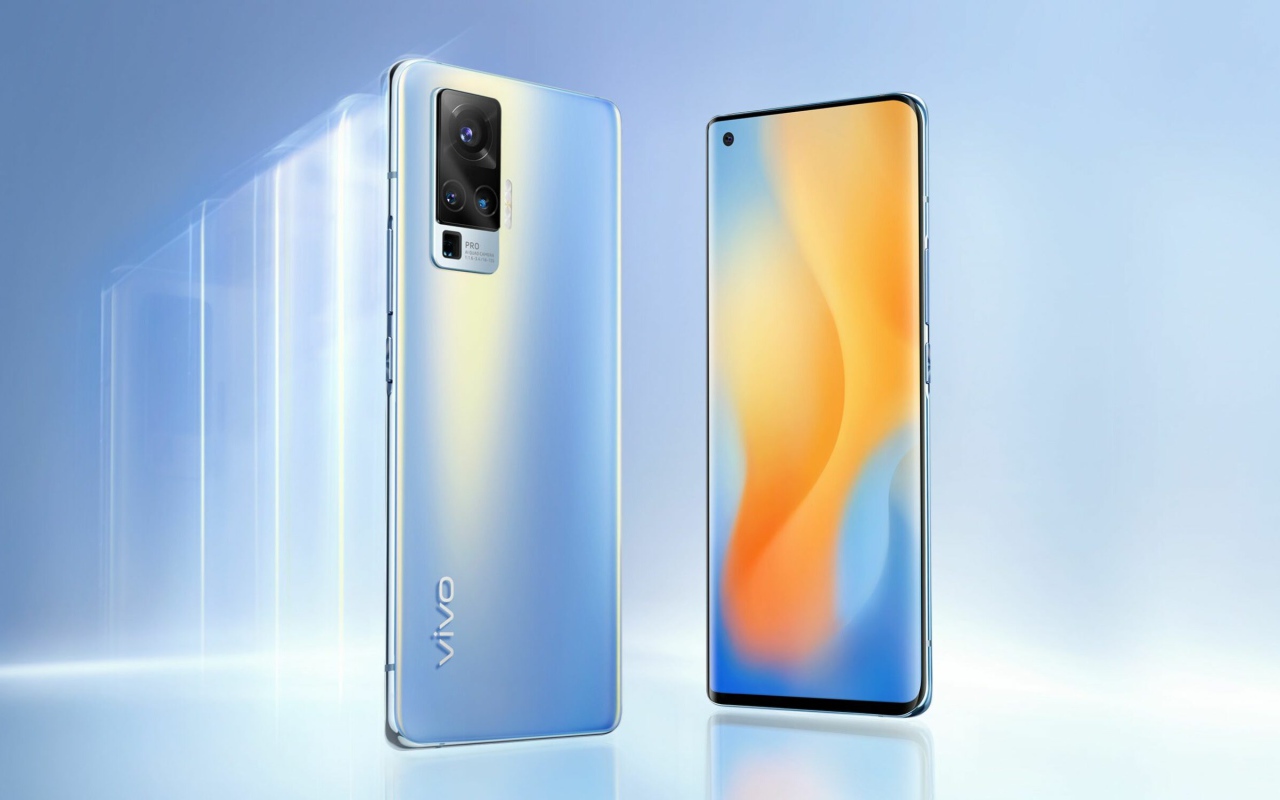 Новый стильный смартфон Vivo X60 на голубом фоне