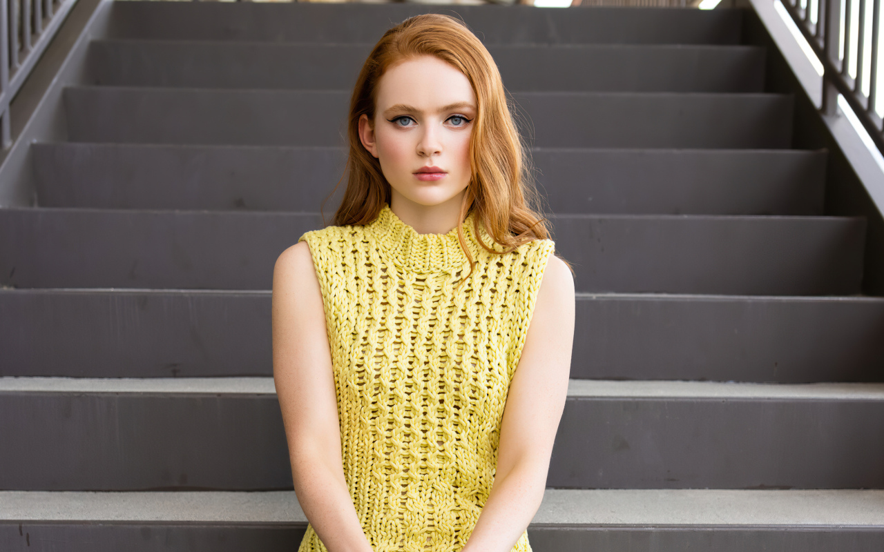 Рыжеволосая девушка актриса Сэди Синк на ступенях