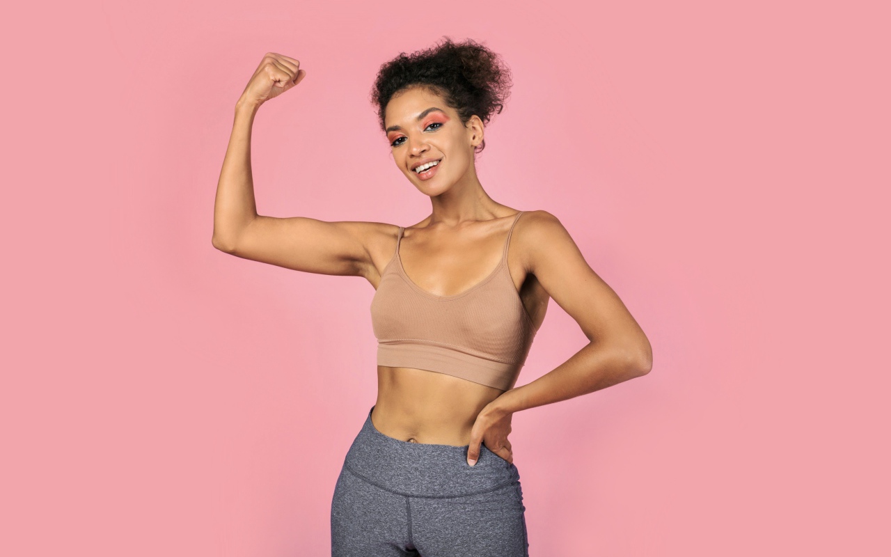 Спортивная девушка на розовом фоне