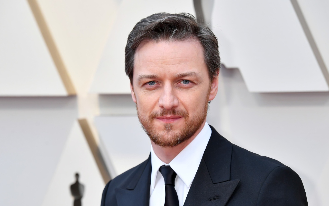 Стильный мужчина, актер Джеймс МакЭвой в костюме