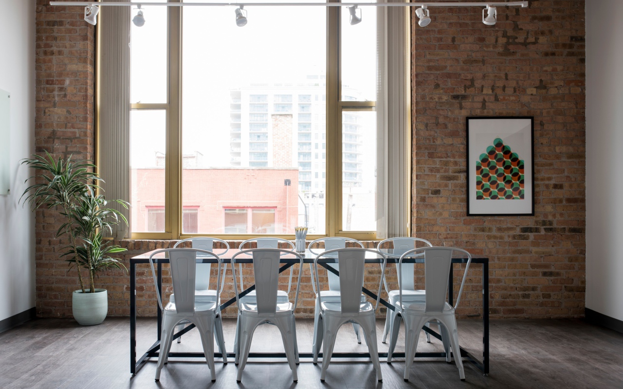 Стол с белыми стульями у большого окна на кухне 