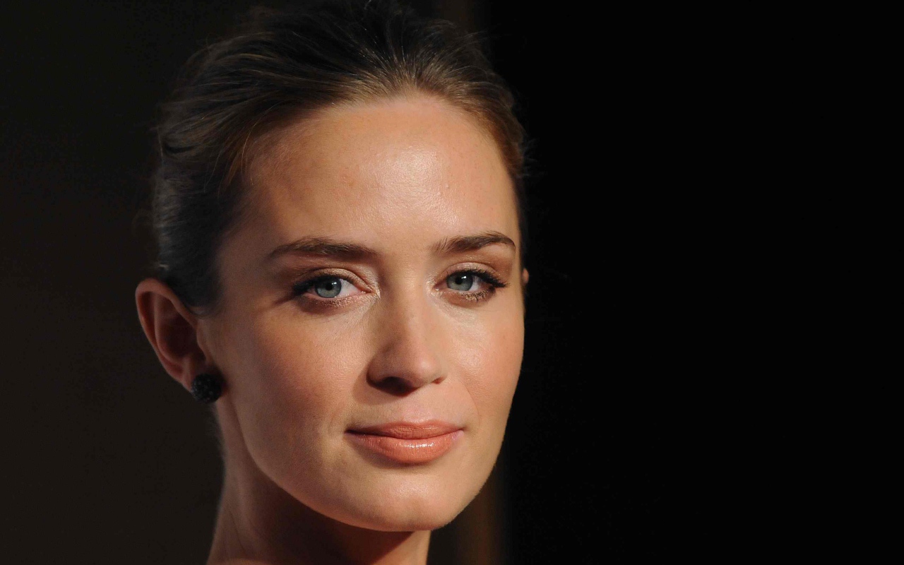 Красивое лицо актрисы Эмили Блант