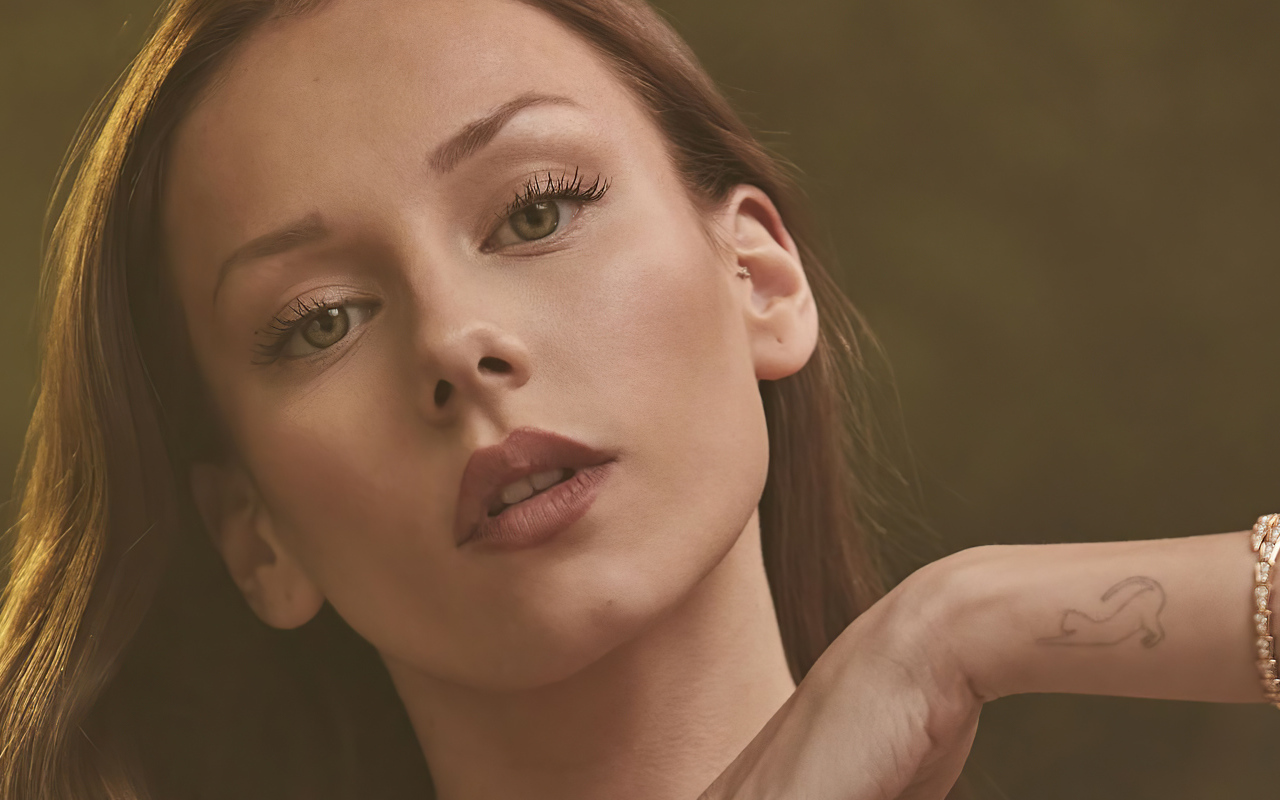 Лицо испанской актрисы Эстер Экспосито