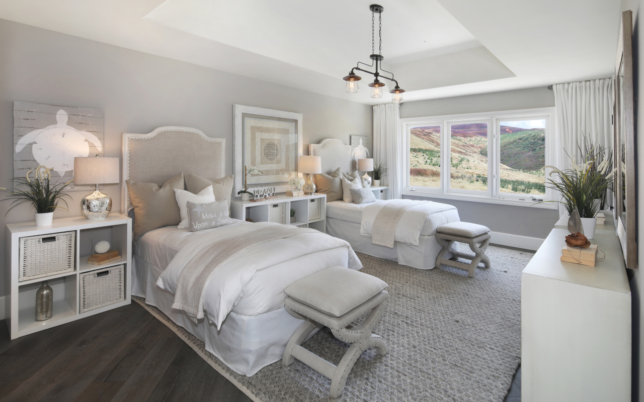 Две кровати в спальне с большим окном