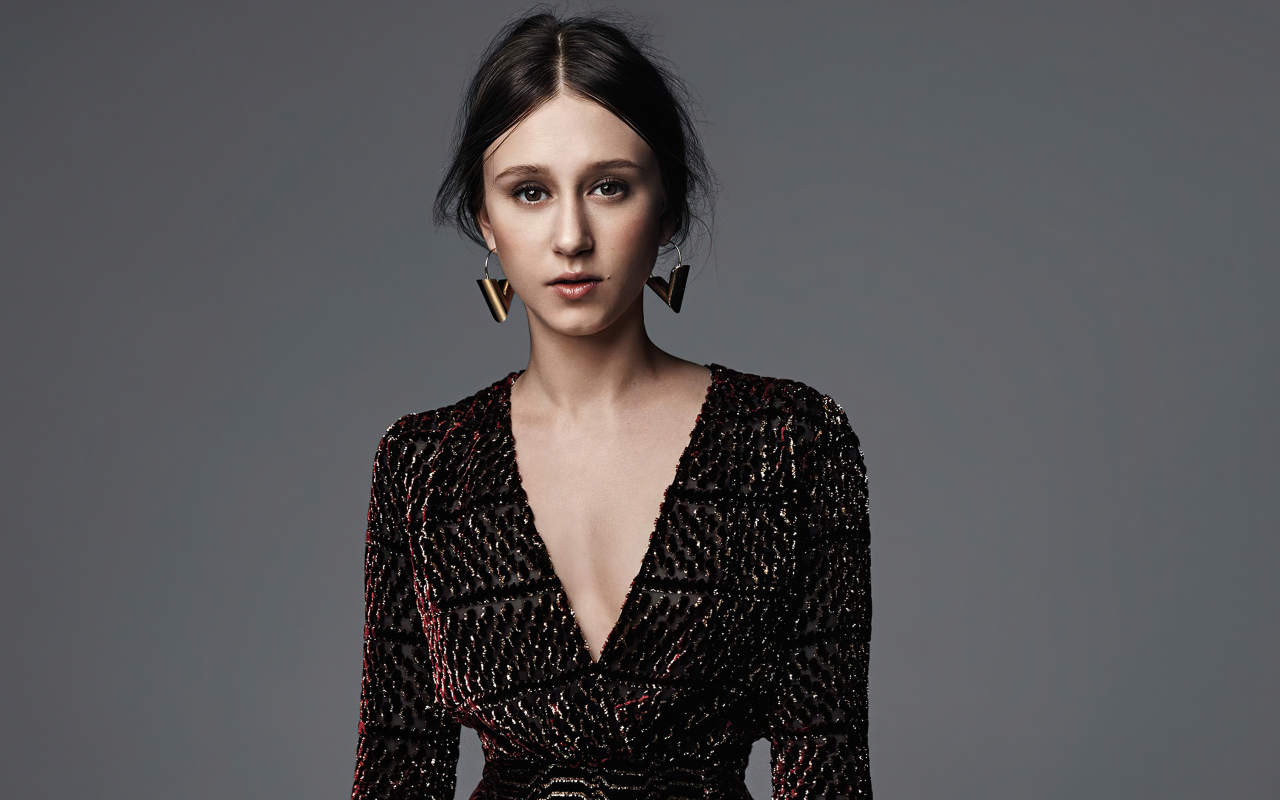 Молодая девушка, американская актриса Таисса Фармига на сером фоне