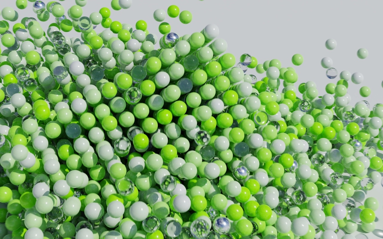 Много пластиковых и стеклянных зеленых шариков