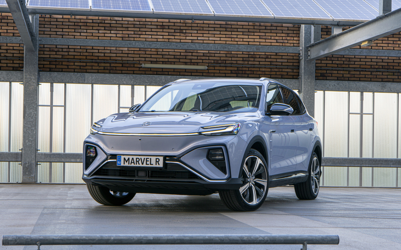 Серебристый автомобиль MG Marvel R 2023 года