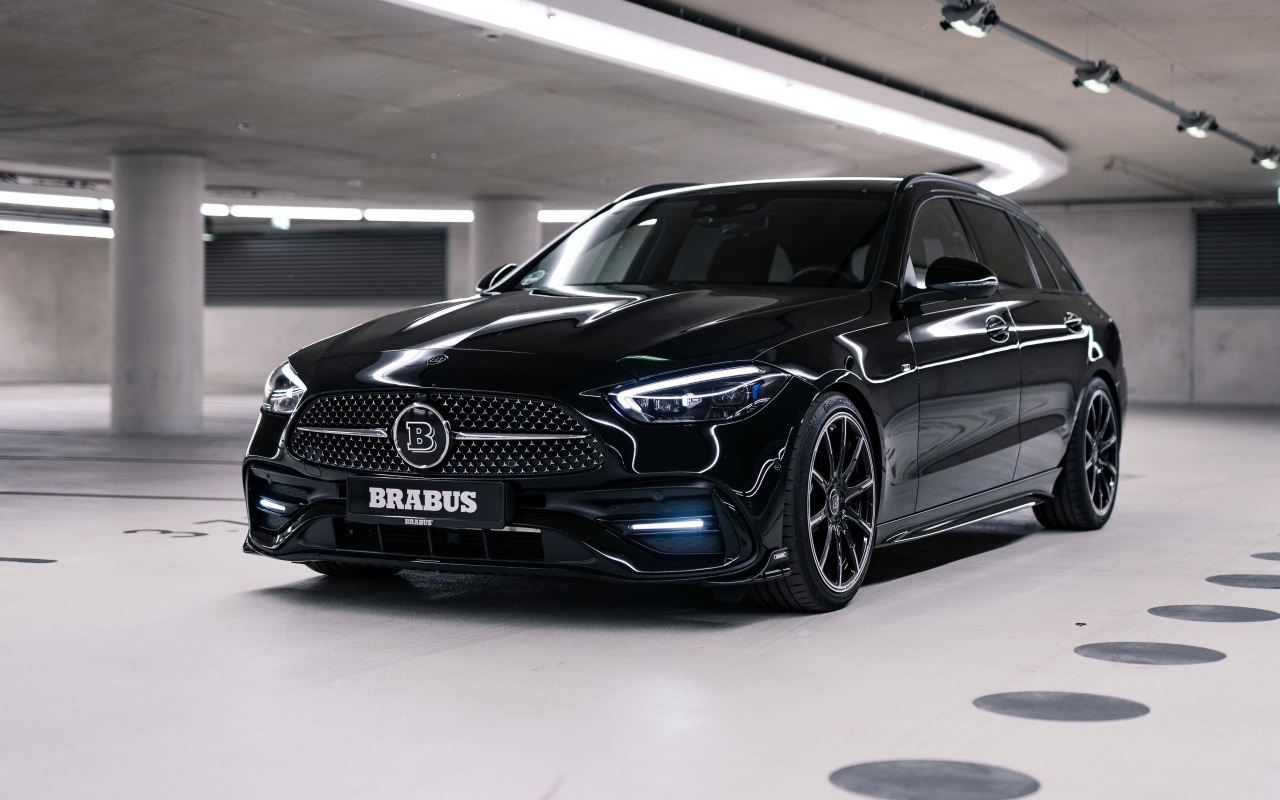 Черный стильный автомобиль  Brabus D30 Estate