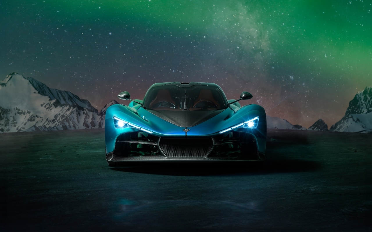 Голубой спортивный автомобиль Zenvo Aurora на фоне гор и полярного сияния