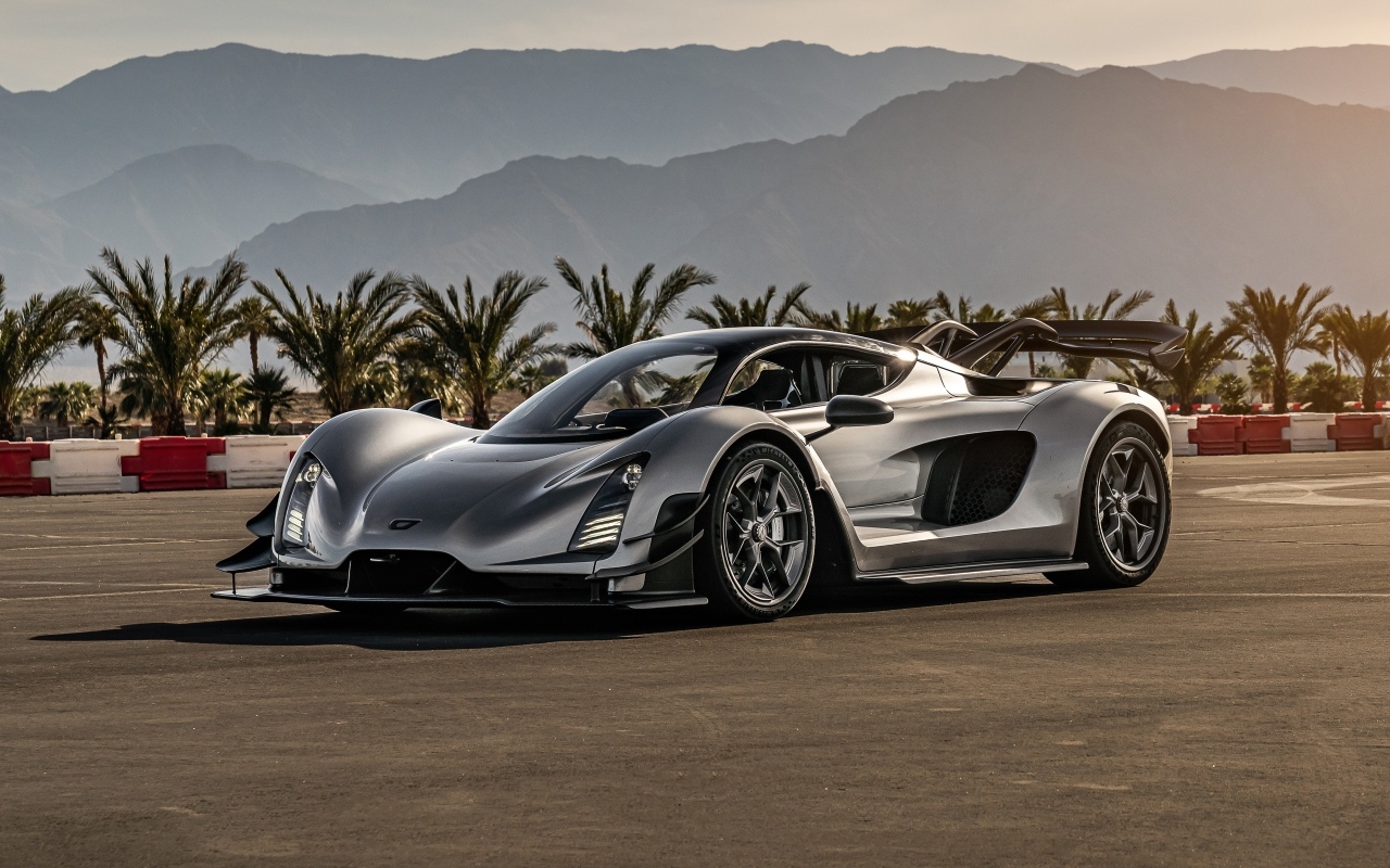 Быстрый автомобиль Czinger 21C на фоне пальм