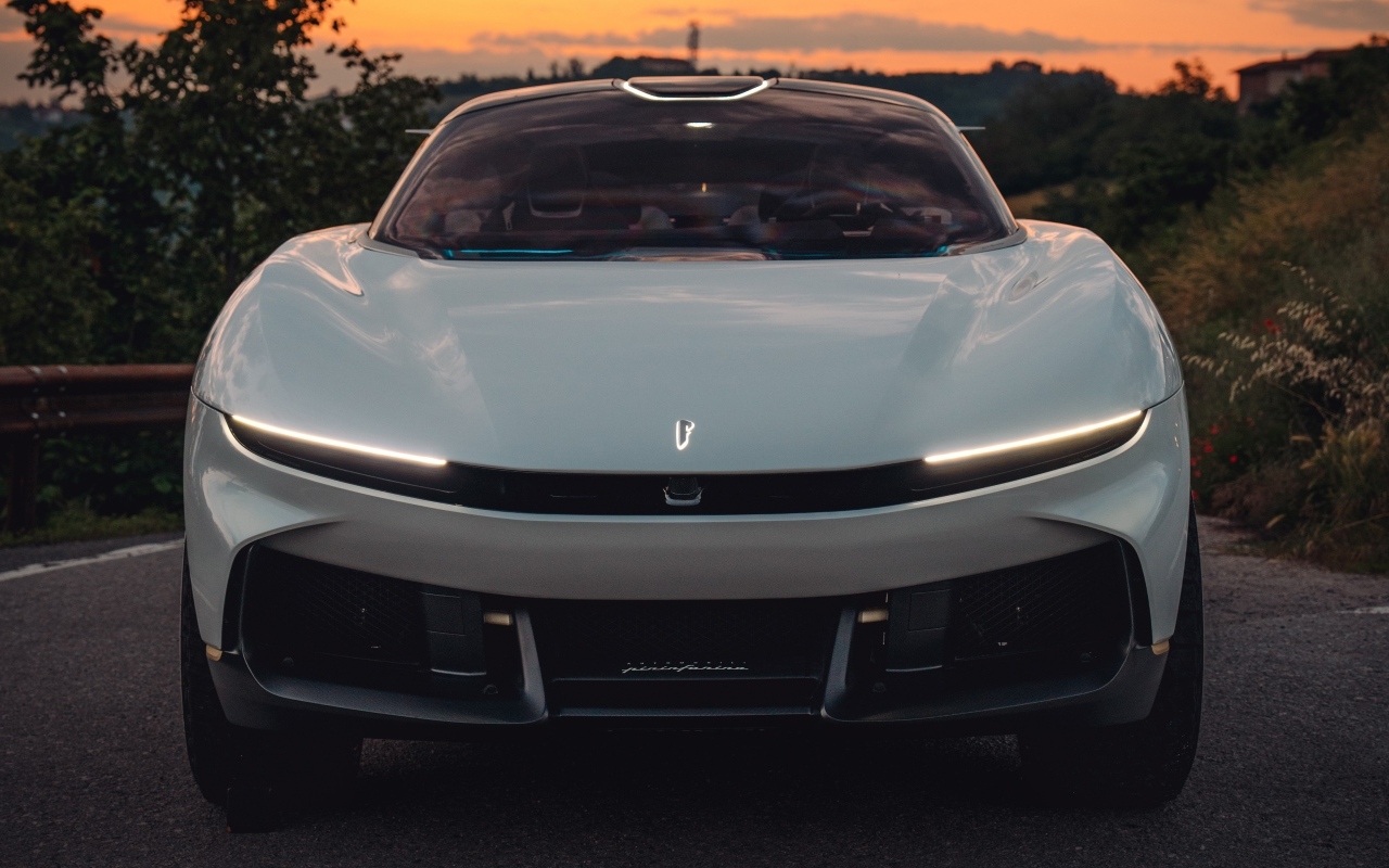 Вид спереди на автомобиль Pininfarina PURA Vision