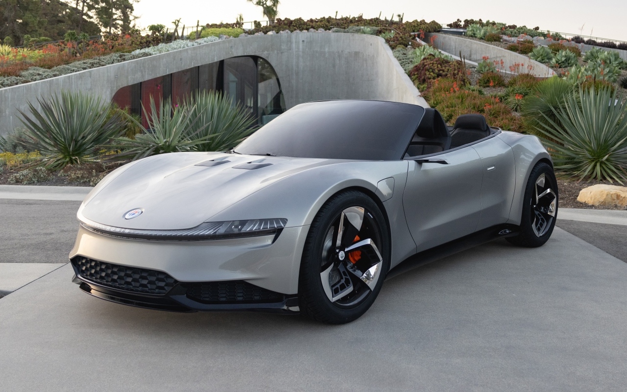 Серебристый спортивный автомобиль Fisker Ronin