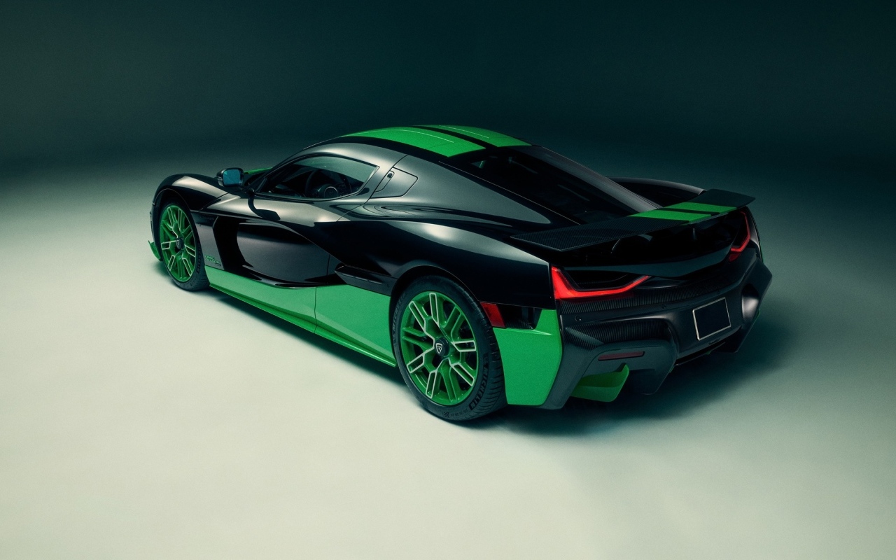 Спортивный автомобиль Rimac Nevera Time Attack 2023 на сером фоне