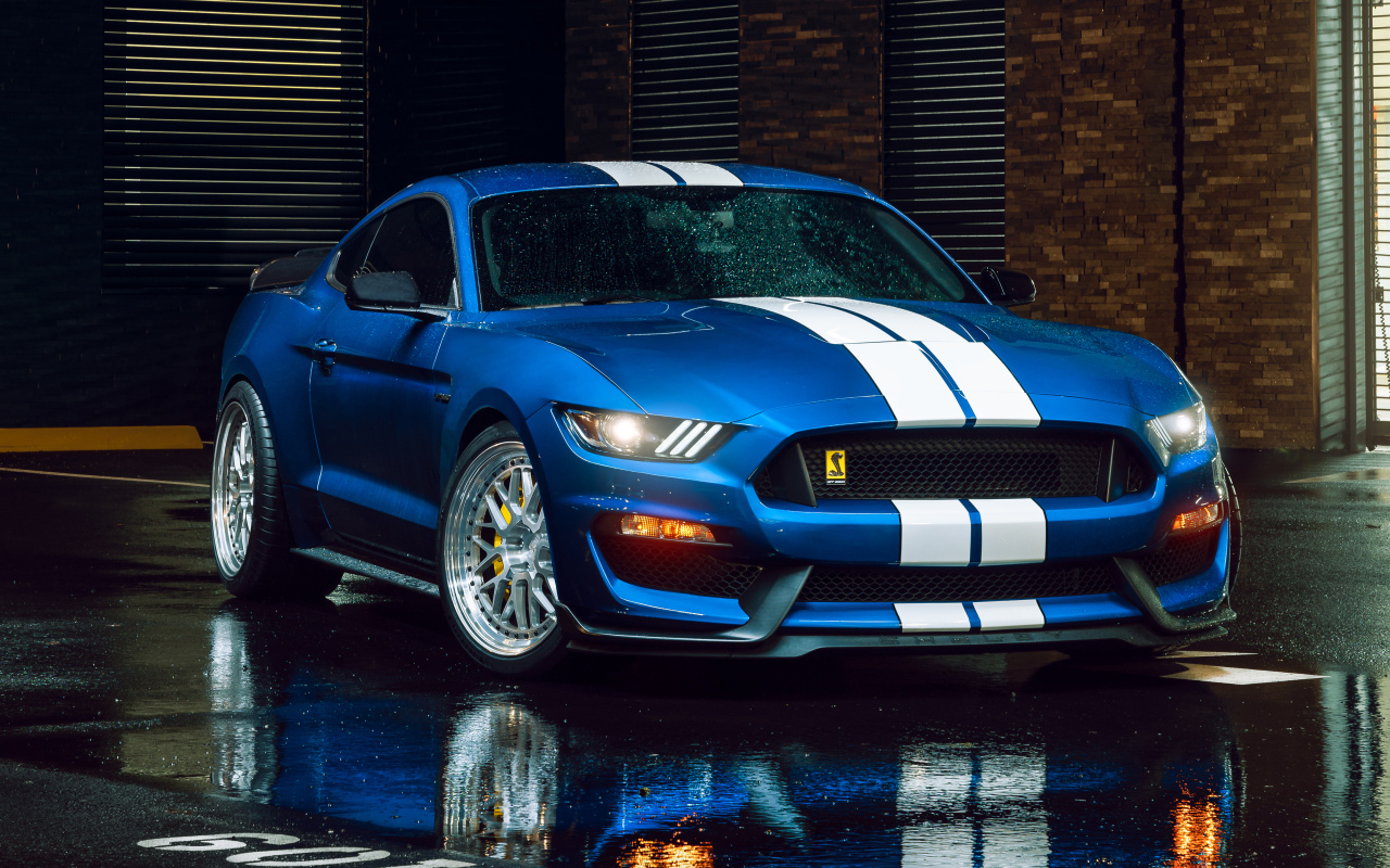 Спорткар Shelby GT350 на мокром асфальте