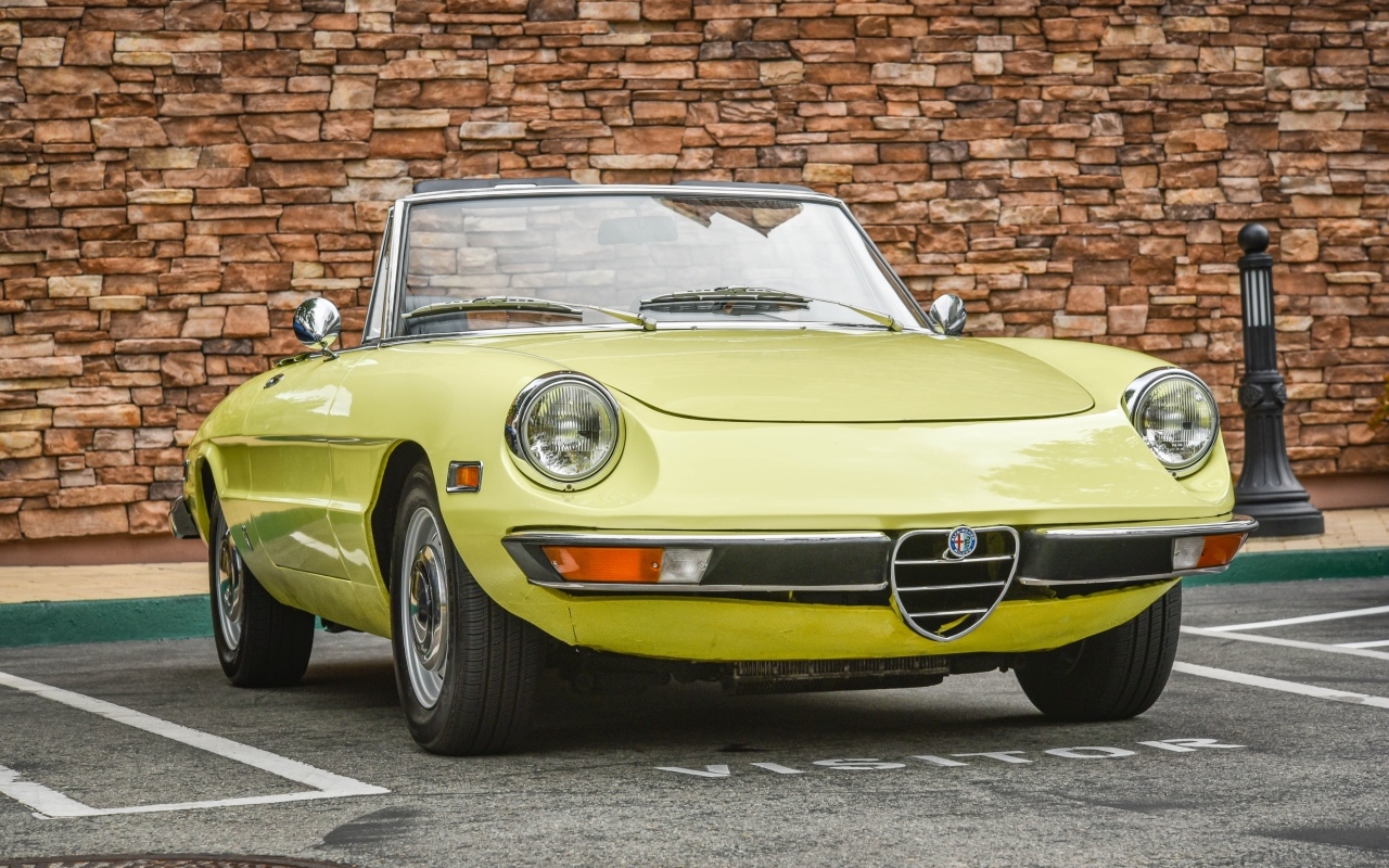 Желтый ретро автомобиль альфа ромео