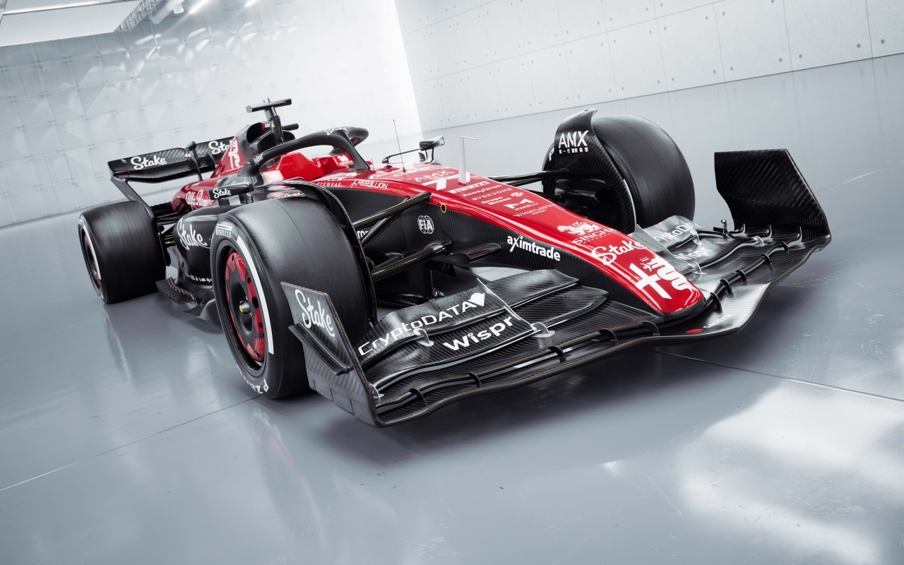 Автомобиль Alfa Romeo C43 F1 2023 готовится к гонкам