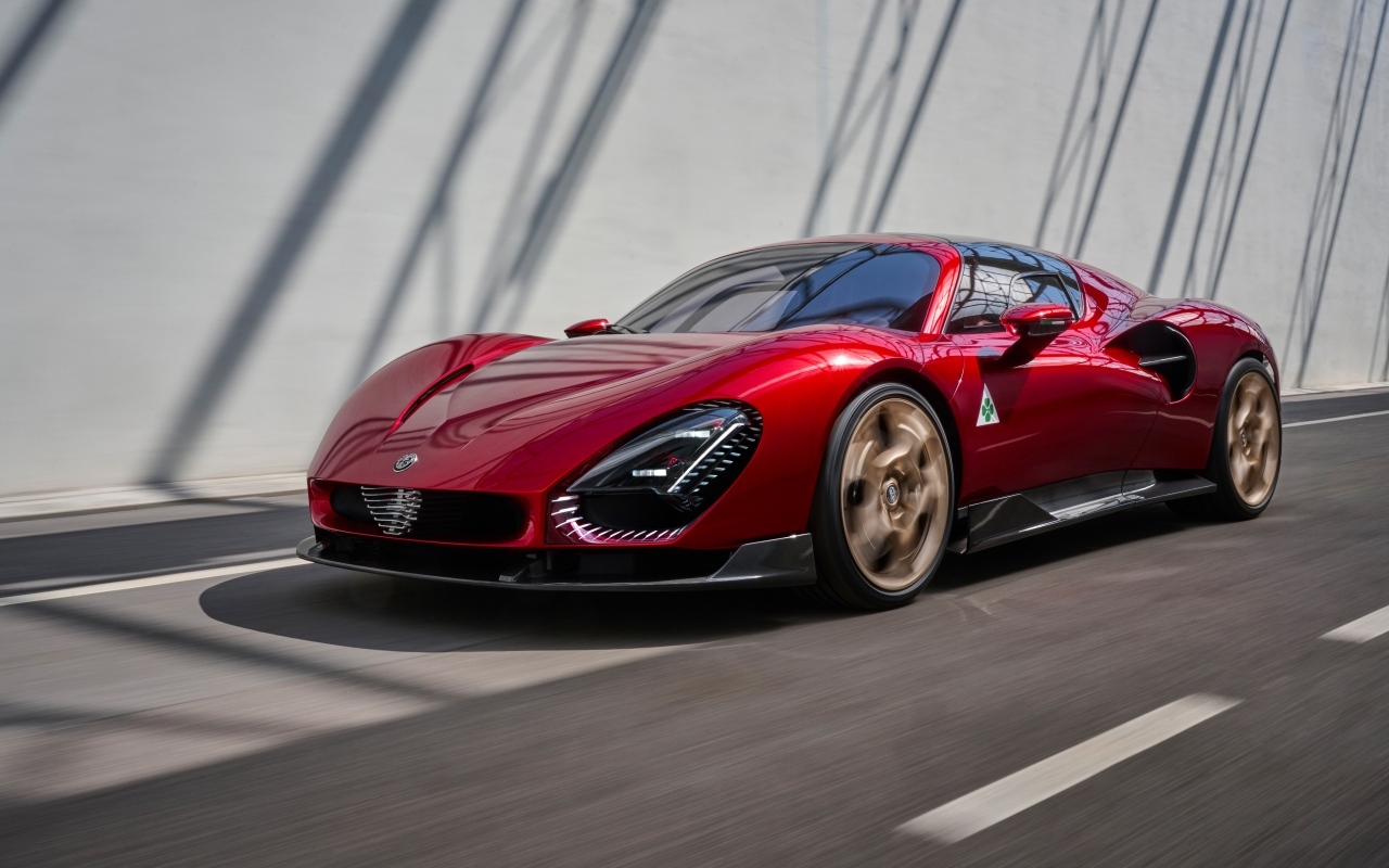 Красный  Alfa Romeo 33 Stradale 2024 года на фоне серой стены