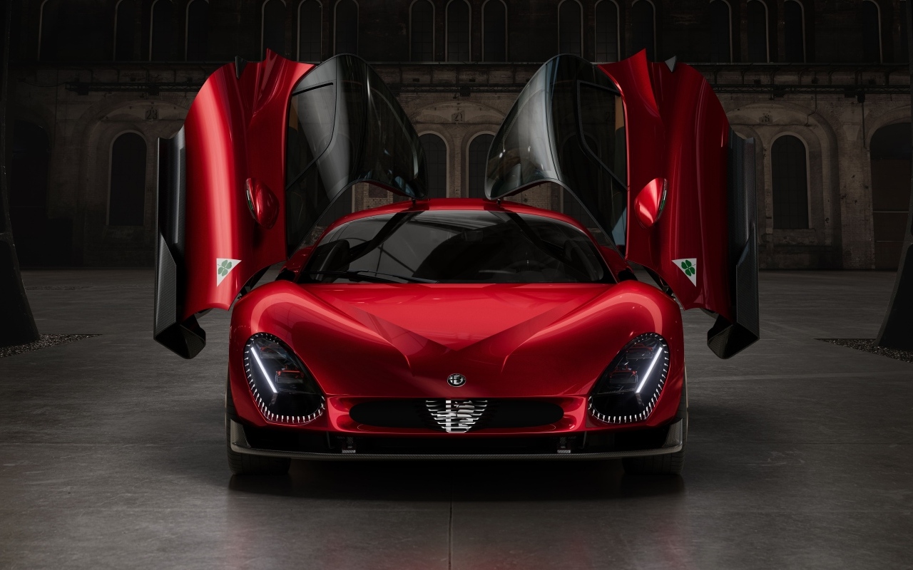 Красный быстрый автомобиль Alfa Romeo 33 Stradale 2024 года