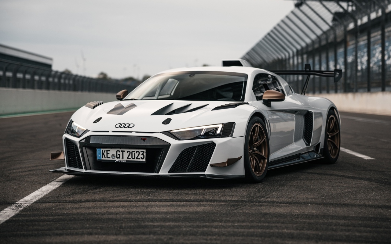 Автомобиль ABT Sportsline XGT Audi R8 LMS GT2 на стадионе