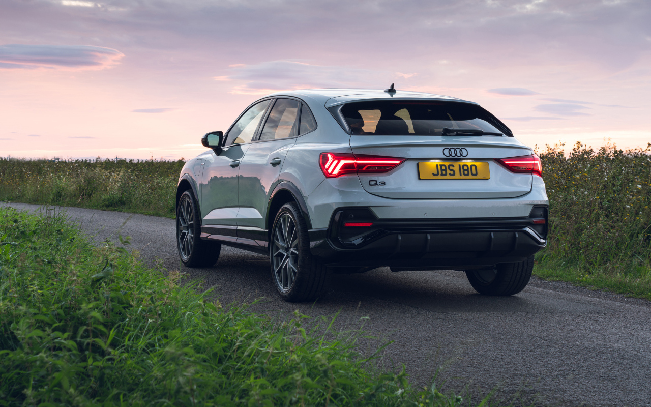 Автомобиль Audi Q3, 2021 года вид сзади