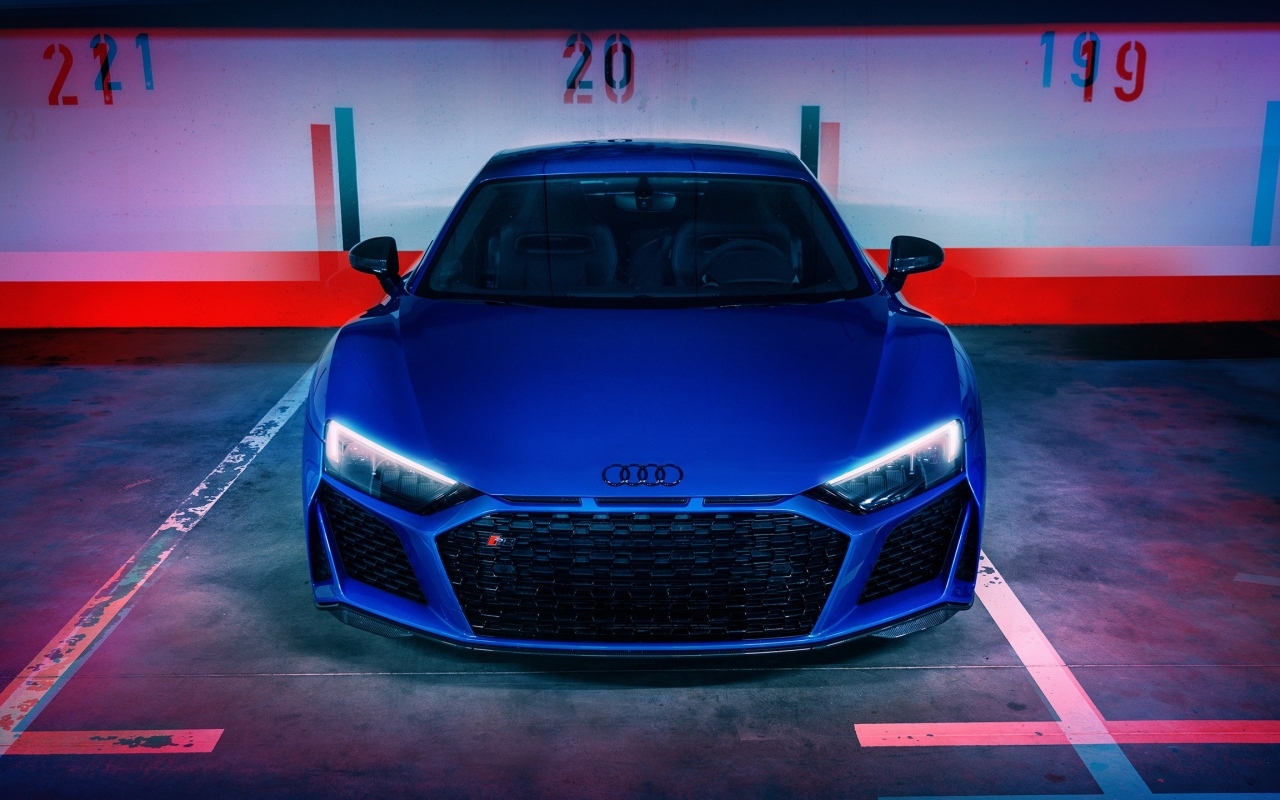 Автомобиль  Audi R8 вид спереди